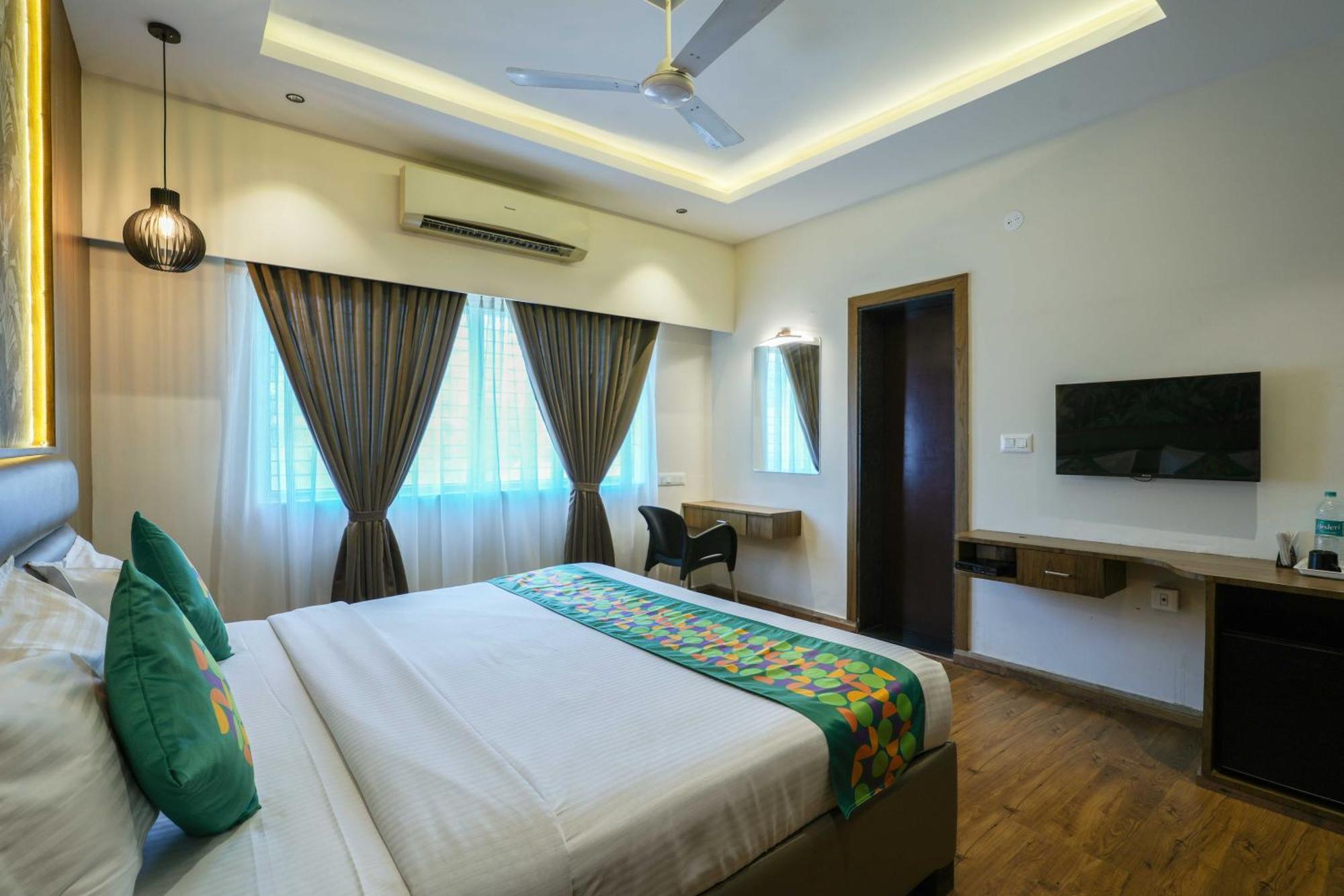 Treebo Pappilon Palace - Pvs Circle Mangalore Exterior photo