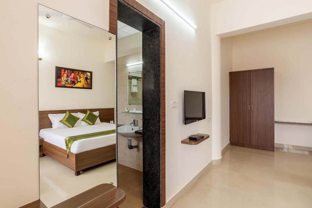 Treebo Pappilon Palace - Pvs Circle Mangalore Exterior photo